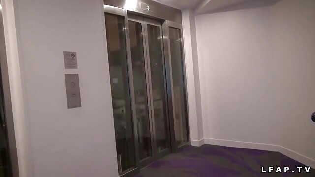 Najljubši :  Gentleman rad liže njeno muco in klitoris, preden jo napolni s svojim orodjem Video posnetki 