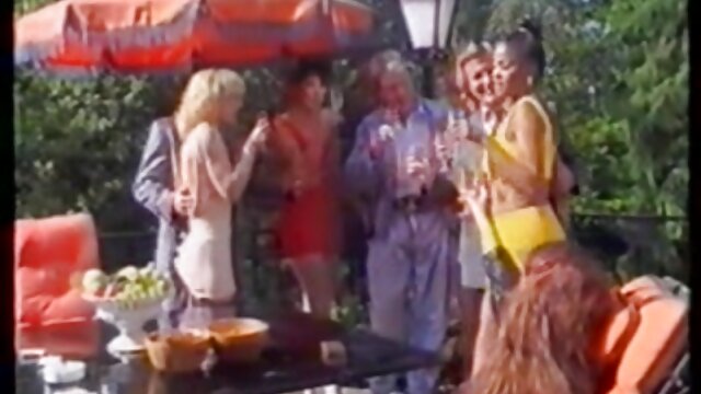 Najljubši :  Dve osupljivi rjavolaski prsti in ližeta drug drugemu muce Video posnetki 