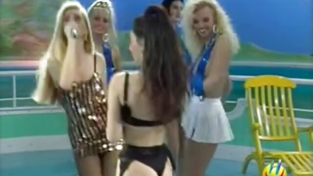 Najljubši :  Osupljiva romunska porno zvezda prosi za velik penis Video posnetki 