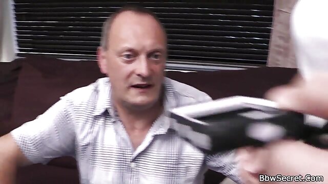 Najljubši :  Izi Ashley jamra, medtem ko moški potiska kurac v njen sprejemnik sperme Video posnetki 