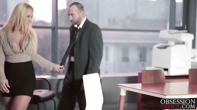 Najljubši :  Najstniška rjavolaska se vozi s kavbojko na fantovem tiču Video posnetki 