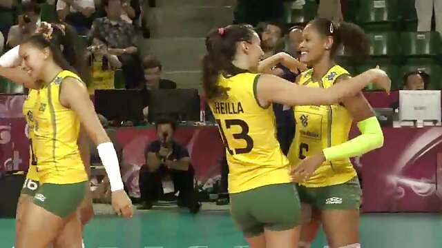 Najljubši :  Očarljiva punčka z živahnimi joški uživa v mokrem in soparnem oralnem seksu Video posnetki 