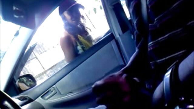 Najljubši :  Moški zajebava Cecilio Lion, ker je slabo dekle v napihljivi kadi Video posnetki 