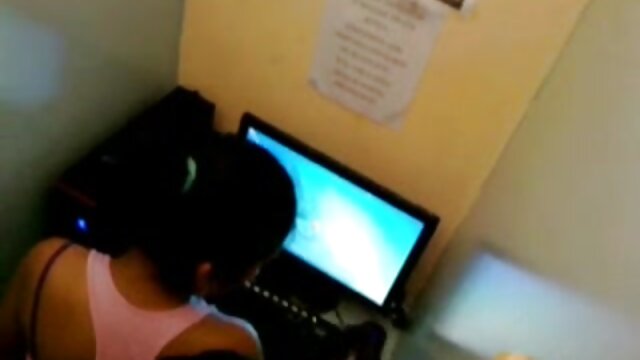 Najljubši :  Petite rdečelaska je mojstrica oralnega užitka Video posnetki 