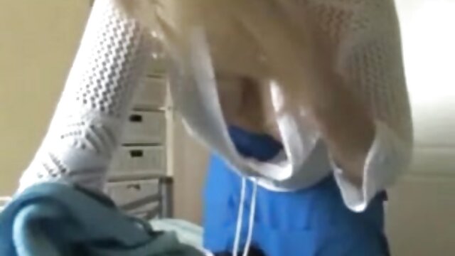 Najljubši :  Navihan moški prsti muco sramežljive azijske dekle v javnem kopeli Video posnetki 