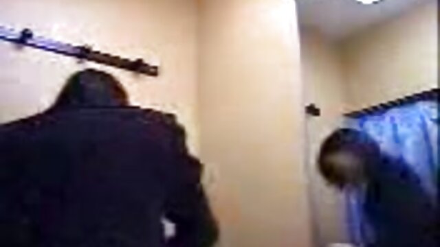 Najljubši :  Dve vroči babi imata lezbični seks pred tem tipom Video posnetki 