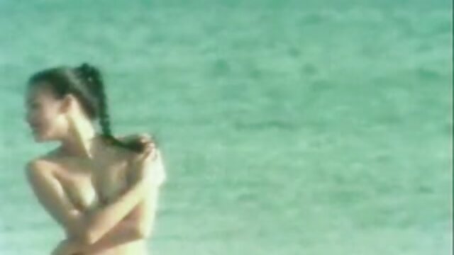 Najljubši :  Super navdušena punca pleza na kuhinjski pult, da bi masturbirala Video posnetki 