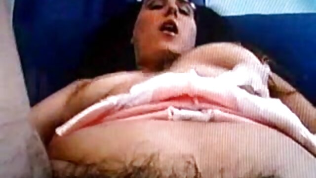 Najljubši :  Čudovita blondinka je opustošena z velikim črnim tičem Video posnetki 