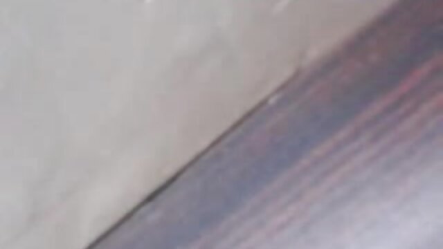 Najljubši :  Tip je prekleta blondinka v rit, medtem ko rjavolaska pomaga Video posnetki 