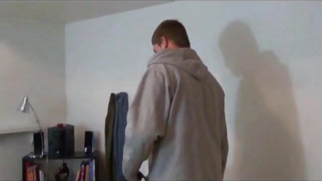 Najljubši :  Dve osupljivi blondinki sta poklicali svojega moškega prijatelja za zabavo Video posnetki 