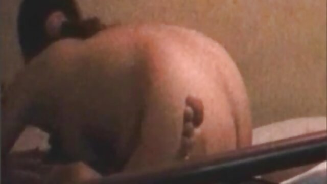 Najljubši :  Ekscentrična blondinka se igra z več seks igračami v kopalnici Video posnetki 