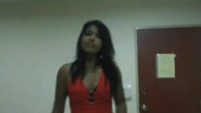 Najljubši :  Mlada blondinka, ki jo je opustošil njen obešeni starejši ljubimec Video posnetki 