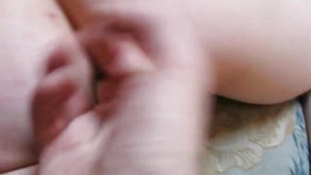 Najljubši :  Temnolasa MILF z ogromnimi tuts vozi tiča v položajih krave Video posnetki 