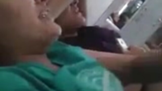 Najljubši :  Čudovita MILF želi okusiti njegovo moškost pred seksom Video posnetki 