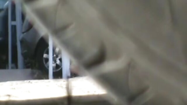 Najljubši :  Vitka tetovirana najstnica se s pestjo dvigne v luknjo Video posnetki 