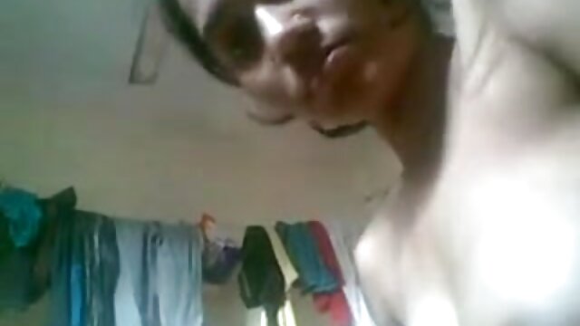 Najljubši :  Mlada vodovodarka z brki raztegne latino MILF v kopalnici Video posnetki 