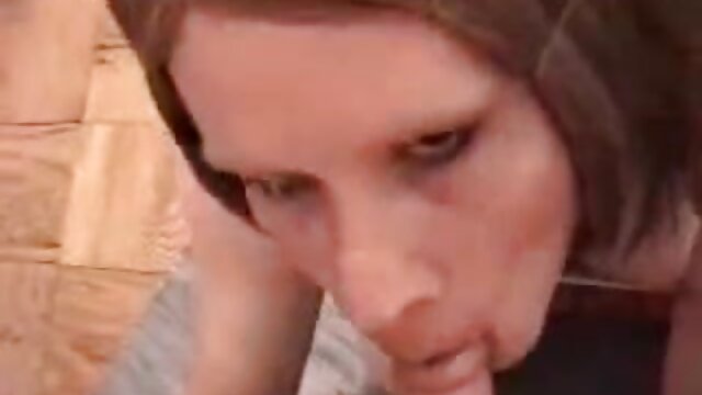 Najljubši :  Neverjetno vroča devica z velikimi joški se ujame ob gledanju pornografije Video posnetki 