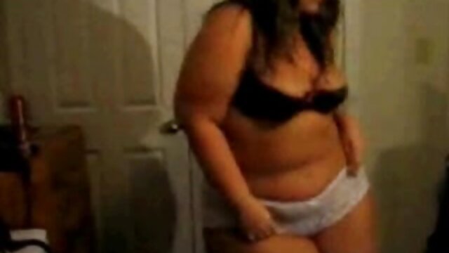 Najljubši :  Najstniška kurba Mila Noir za denar sesa dva kurca naenkrat Video posnetki 