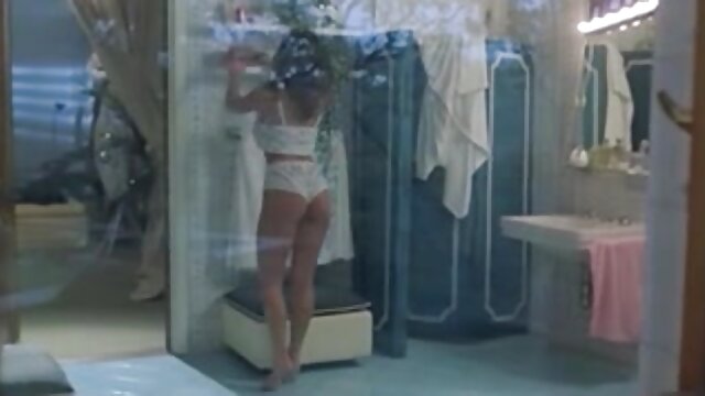 Najljubši :  Odlična blondinka je močno nabodena na utripajočega velikega črnega tiča Video posnetki 