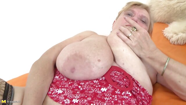 Najljubši :  Puckasta blondinka z velikimi naravami sesa tiča Video posnetki 