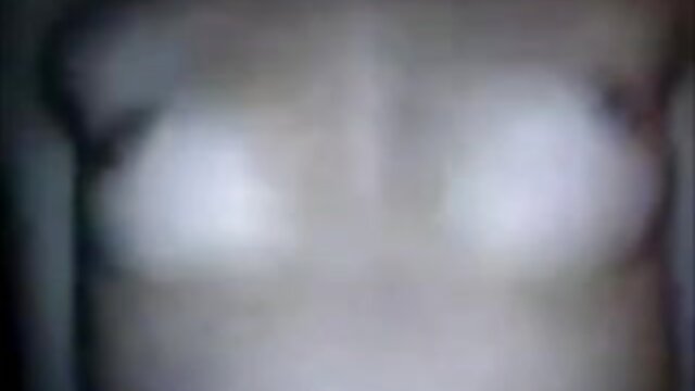 Najljubši :  Blond, z velikimi joški, je na kolenih s svojim orodjem v ustih Video posnetki 