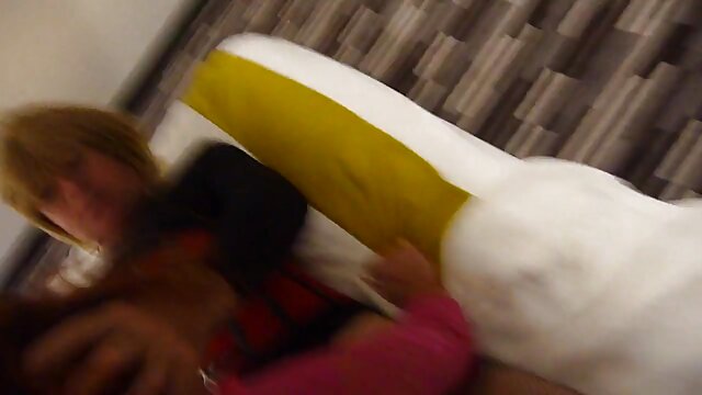 Najljubši :  Ebony stud zajebava dve čudoviti kurbe med zabavo v klubu Video posnetki 