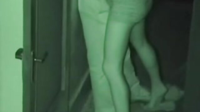 Najljubši :  Rjavolasko babe v rdečem se udari s kuncem Video posnetki 