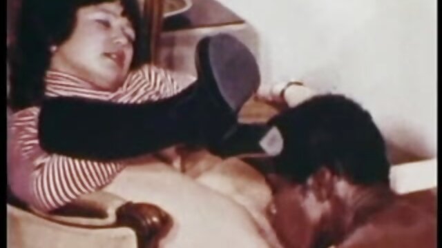 Najljubši :  Kadilska MILF in čokat tip prepletata gola telesa na kavču Video posnetki 