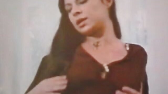 Najljubši :  Rjavolaska najstnica Lola Foxx jaha velikega kljunaca Video posnetki 