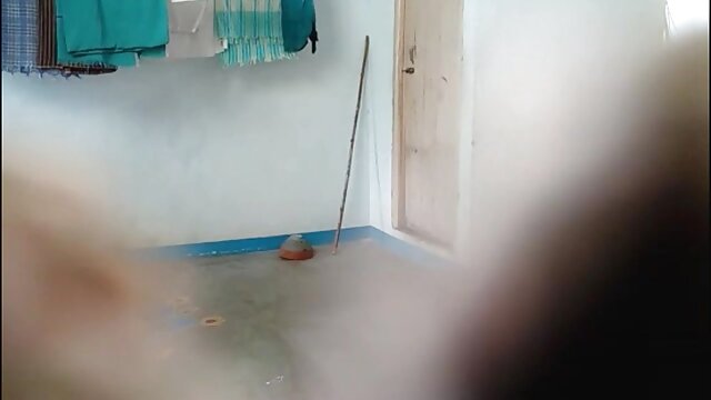 Najljubši :  Mama gleda, kako se njena randy hčerka deli na pol Video posnetki 