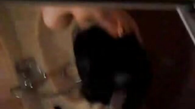 Najljubši :  Popolnoma naravna blondinka se popolnoma ukvarja z velikim črnim tičem Video posnetki 