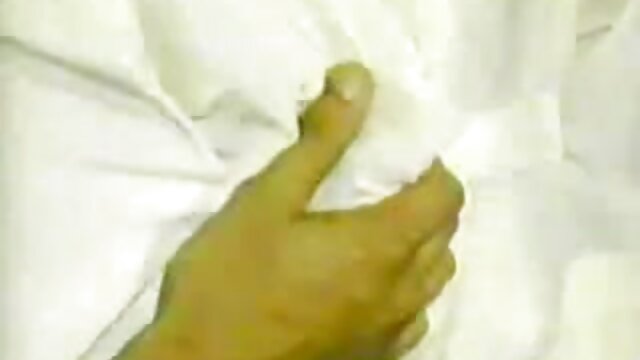 Najljubši :  Blondinka je imela svojo muco, ki jo liže druga babe Video posnetki 