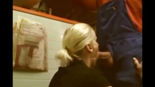 Najljubši :  Luštka z velikim plenom se zajebava poleg striptiz Video posnetki 