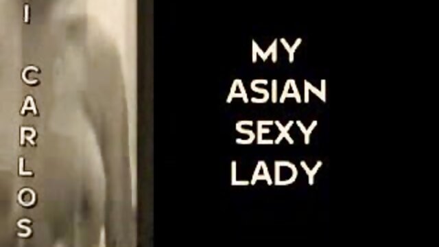 Najljubši :  Mlade gole piščanke pihajo srečnemu fitnes trenerju v telovadnici Video posnetki 