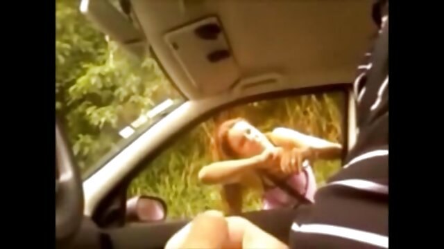 Najljubši :  Ljubka z živahnimi joški in očali obožuje sesanje kura Video posnetki 