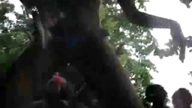 Najljubši :  Zaobljena hišna služkinja vzame debelega tiča med mesnata zadnjica Video posnetki 