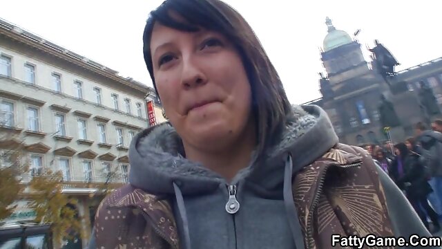 Najljubši :  Prsata rjavolaska streže različne tičeve v sobi z luknjami za slavje Video posnetki 