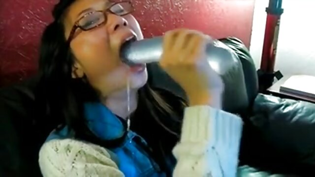 Najljubši :  Čudovita psička v zelenem topu daje fantku igračko fahat na konjski farmi Video posnetki 