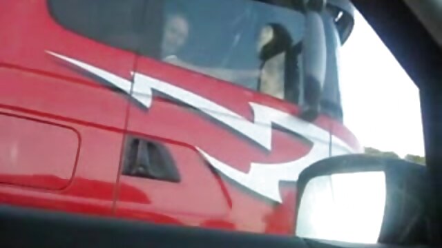 Najljubši :  Prijateljice so igrivega razpoloženja in jih preganja preprost moški Video posnetki 