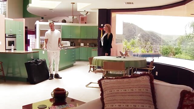 Najljubši :  Najstnica ne more ustaviti pohotnih moških in fantje začnejo gangbangovati punco Video posnetki 