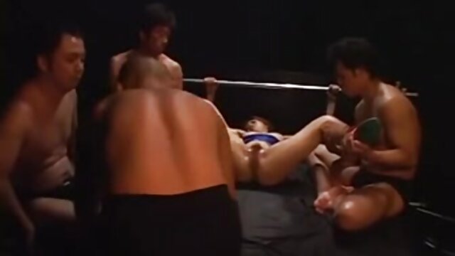 Najljubši :  Rjavolaska dojenček z živahnimi joški uživa v akciji fetiša stopal Video posnetki 