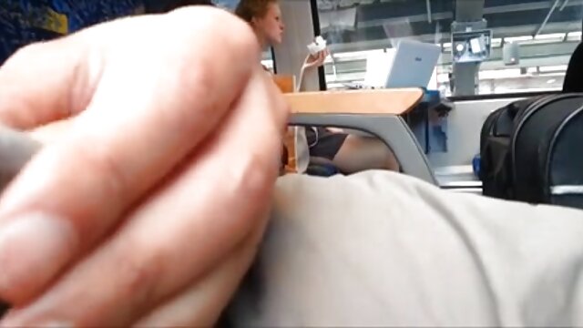 Najljubši :  Blondinka sesa velikega črnega tiča po garaži, preden se napolni s piko Video posnetki 