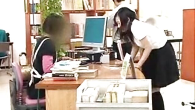 Najljubši :  Nenasitna blondinka obožuje dva pokončna penisa skozi gloryholes Video posnetki 