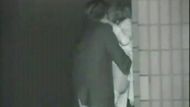 Najljubši :  Ženska z majhnimi joški se druži s športnikom na kavču in tleh Video posnetki 