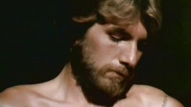 Najljubši :  Lovely MILF se grobo zajebe na rdečem kavču Video posnetki 