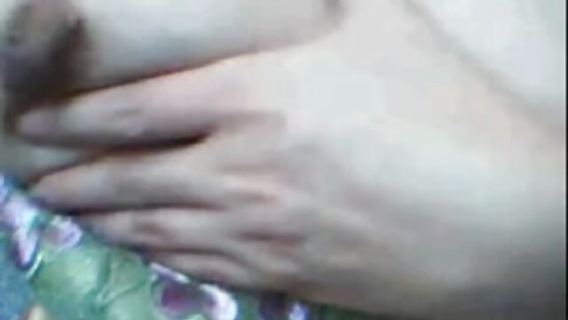 Najljubši :  Temnolasa srčka v belih nogavicah je pičkala na rdečem kavču Video posnetki 