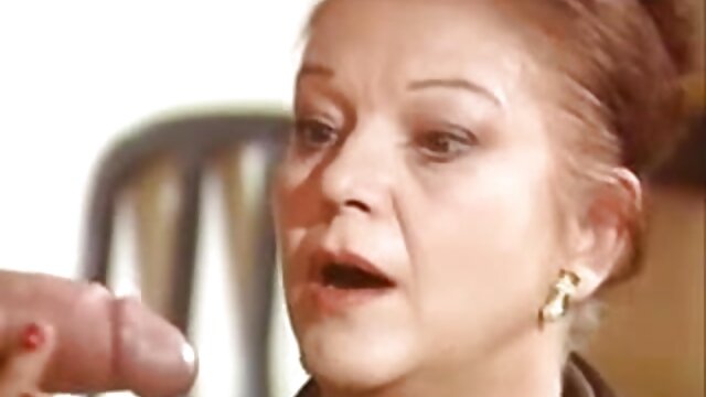 Najljubši :  Brunette hottie uživa v vročem gangbangu dejanju Video posnetki 