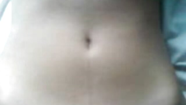 Najljubši :  Rjavolaska in blondinke se vkrcajo lezbično trije v dnevno sobo Video posnetki 