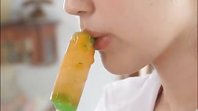 Najljubši :  Uboga tajnica se mora spraviti s šefom, ki jo tako močno udari Video posnetki 