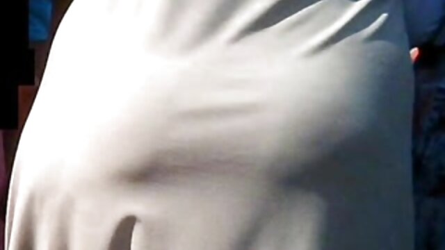 Najljubši :  Lepo dekle z rdečimi lasmi sedla za tiča kamermana po pihanju Video posnetki 